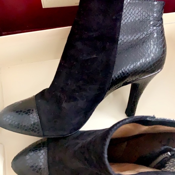 Söfft MAKAYLA black suede booties EUC - Picture 2 of 6